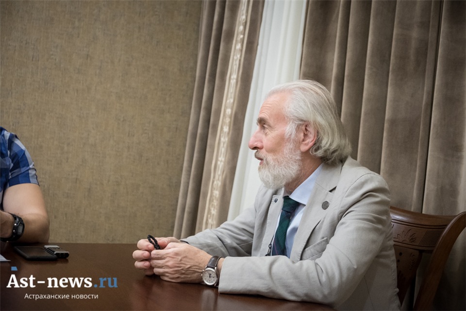 Кто угрожает астраханцам: секты, депутаты, политические партии? Интервью с профессором-сектоведом Александром Дворкиным