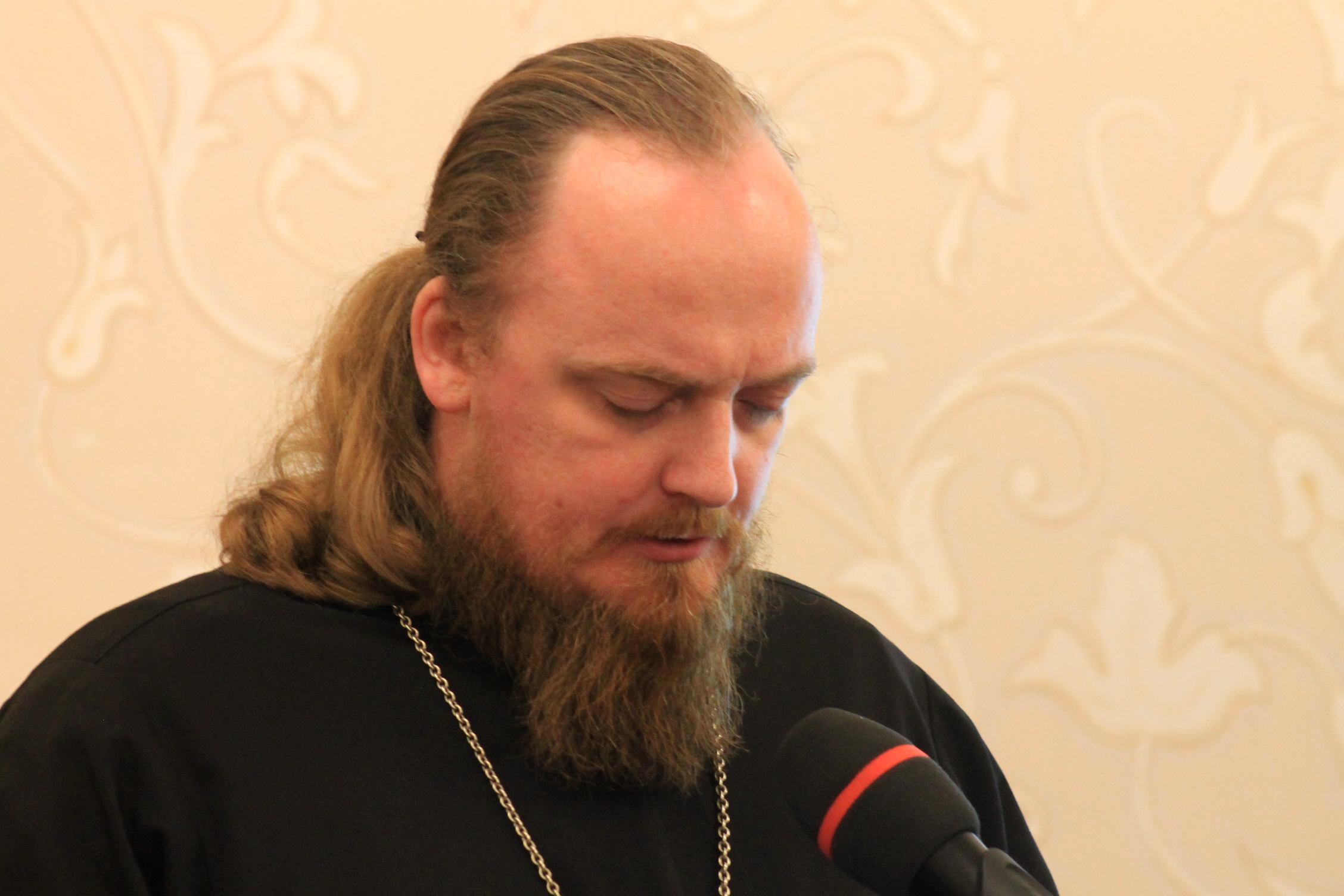 Профессор ПСТГУ А. Л. Дворкин возглавил заседание секции “Возможна ли в секте свобода выбора?”