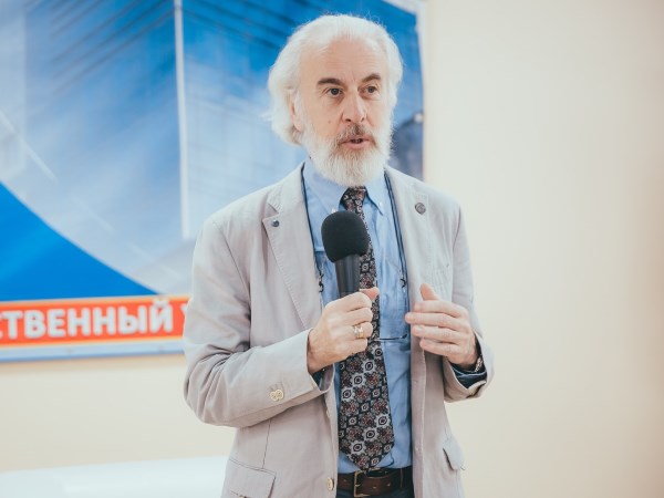 Студенты АГУ побеседовали с известным российским учёным