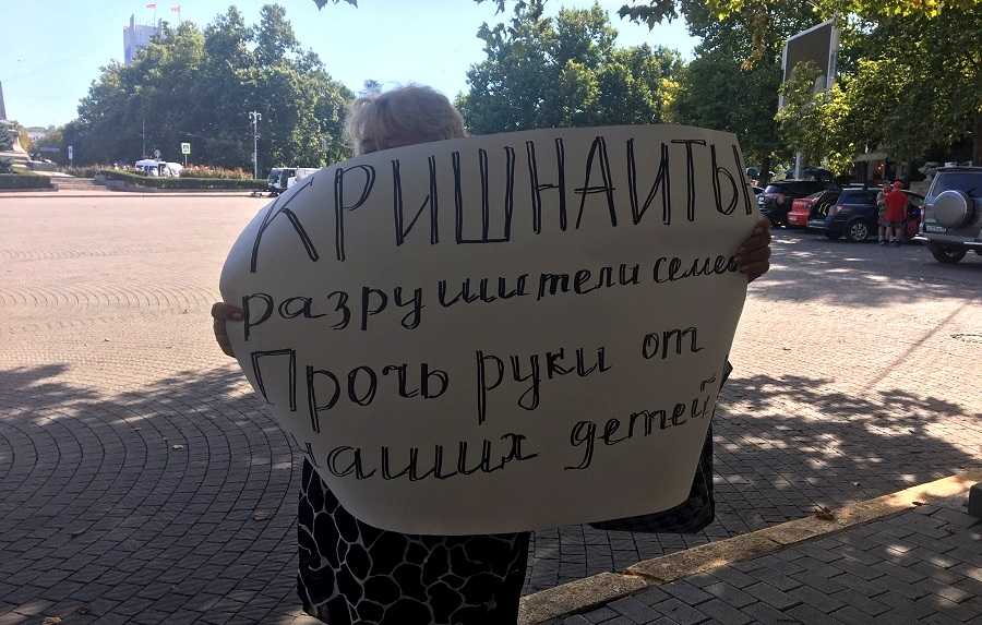 Религия раздора: в Севастополе бабушка борется за ум и душу 12-летнего внука