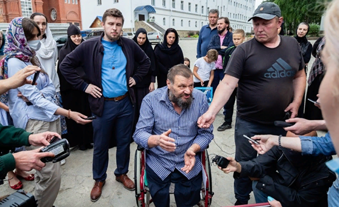 Сторонники отца Сергия провели для журналистов PR-тур в монастыре, где укрылся схимник