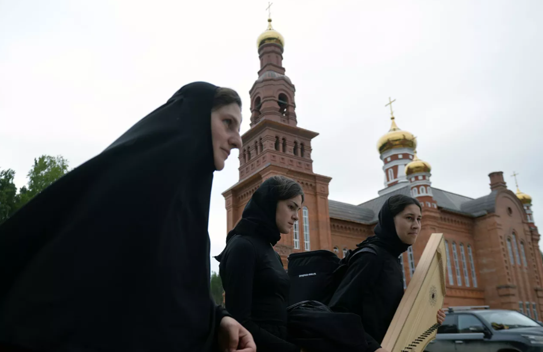Монахини в монастыре