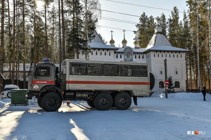 В Среднеуральский женский монастырь снова пришли силовики: на этот раз взломали дверь столовой