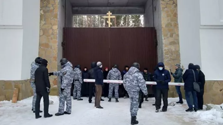 Приставы начали выселять жителей Среднеуральского монастыря