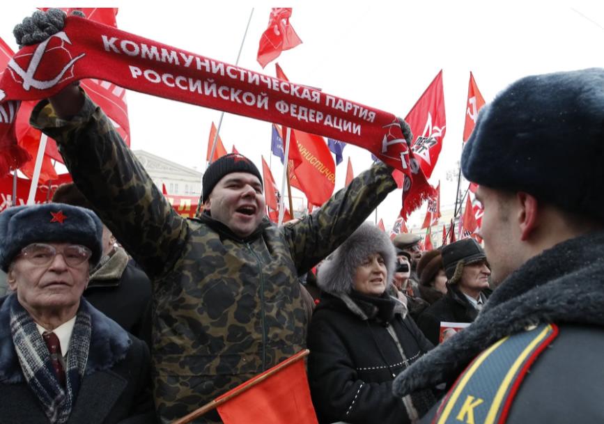 Все оттенки красного. Как россияне пытаются вернуться в СССР и не признают свое гражданство