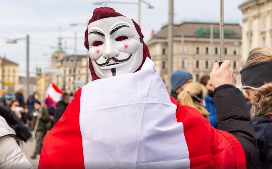 Глава конспирологов QAnon в Канаде объявила себя «королевой мира»