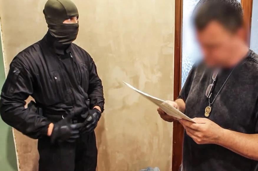 Тонны религиозной литературы: появились кадры обысков пастора омской секты, над которым начался суд