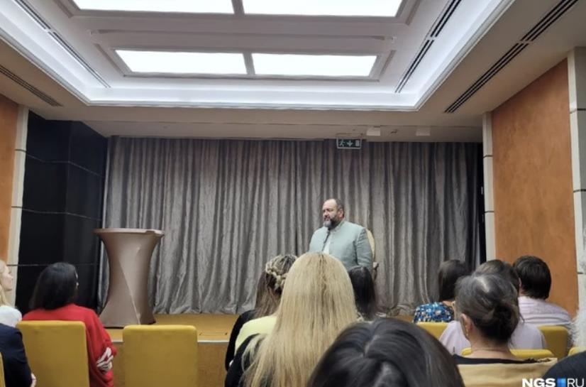 В Новосибирск заехал «волшебный доктор», который обещает вылечить неизлечимые болезни, — репортаж с лекции