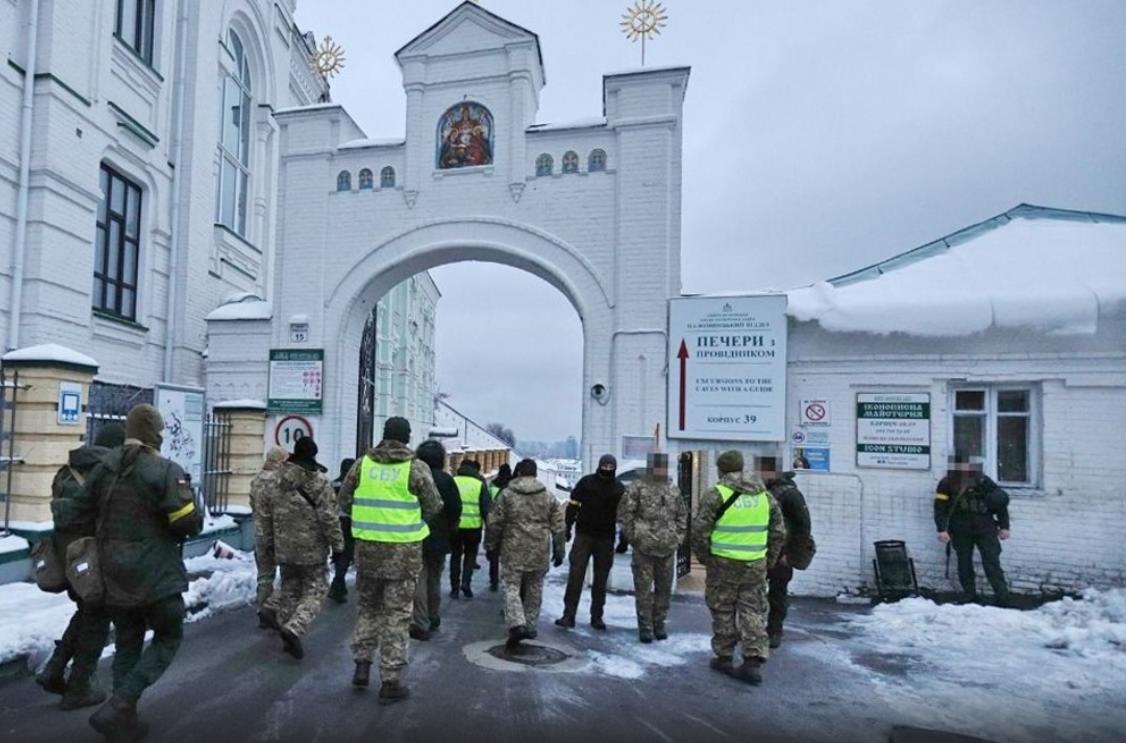 «Спецназ выволакивает монахов»: суть конфликта в Киево-Печерской лавреДо 29 марта священнослужители должны покинуть резиденцию предстоятеля Украинской православной церкви и монастырь