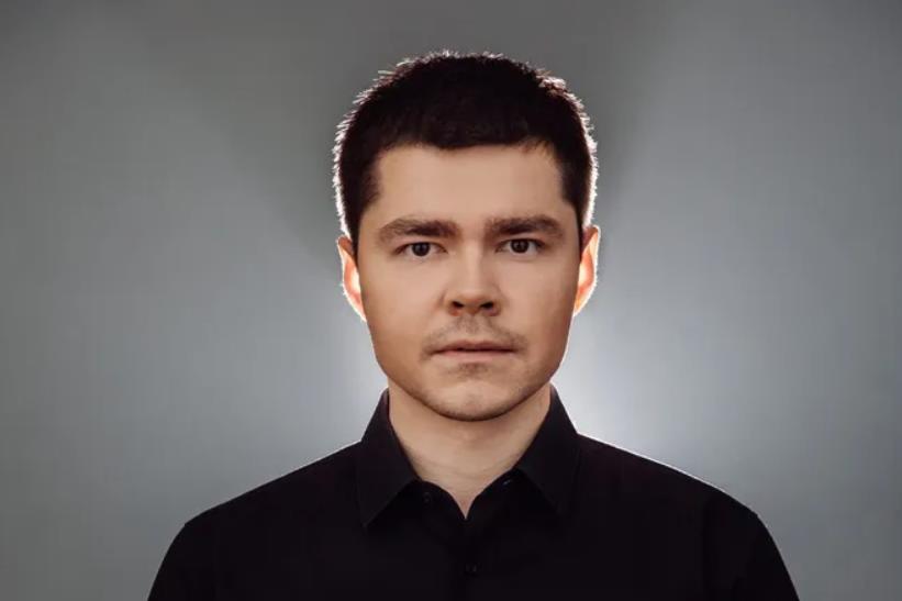 Танцы, зеленые таблетки и обнимашки: что происходило на курсах Аяза Шабутдинова и почему они похожи на секту