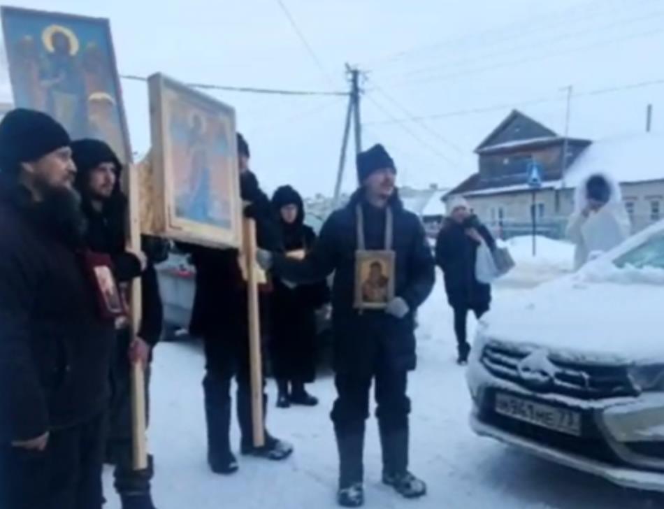 Псевдоправославные из Старой Майны с мироточащей иконой прокляли силовиков
