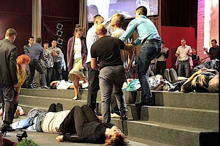   В Кургане объявились последователи американской секты харизматов  Духовная безопасность вчера  Жители Кургана обнаружили в своих почтовых ящиках религиозные послания с названием «Надежда в каждый дом» и приглашением на богослужение в офисное здание по ул. Куйбышева.  Информация широко распространилась в соцсетях и СМИ. Как сообщили в курганском апологетическом центре имени святителя Макария Невского, эти листовки имеют отношение к американской секте неопятидесятников (харизматов).  В России харизматы называют свои организации различными красивыми наименованиями: «Церковь жатвы», «Слово жизни», «Краеугольный камень», «Свет жизни», «Новое поколение», «Новая жизнь», «Эммануил» и другие. Также они себя именуют христианами евангельской веры, евангелистами, евангеликами, евангельскими христианами, используют аббревиатуры ХЕВ, ХВЕ, ЕХ.  Послания, которые получили жители Кургана, подписаны ЦРО «Омская епархия церквей христиан веры евангельской». Организация входит в структуру РЦХВЕ (головная организация российской секты неопятидесятников американского происхождения). Ее лидер – Эдуард Гробовенко – личность очень примечательная. Родился на Украине, учился на пастора в Риге, затем приехал на Урал для сектантской проповеди.  По сообщениям СМИ, глава РЦХВЕ постоянно попадает в публичные скандалы. То назовет предков мусульман ослами, то его друга – американского сектанта – задержат за контрабанду патронов для гробовенковского винчестера. В 2022 году после начала СВО Гробовенко на проповеди в США, призвал россиян каяться перед украинскими христианами. Сейчас Гробовенко требует полмиллиарда от администрации города Перми за продажу местного Дома культуры. ДК имени Ленина глава секты приобрел в 2000-е годы за 47 миллионов и организовал там место встреч неопятидесятников и бизнес-клуб с производством свечей и пенобетона. Городская администрация захотела вернуть здание в свою собственность, но сектанты потребовали либо 500 млн рублей, либо обмен на другие здания в городе.  Бывшие члены секты утверждают, что Гробовенко и его жена наживаются на прихожанах, в том числе наркозависимых, заставляя их работать на своих предприятий за еду и бесплатное проживание.  Несмотря на связи с американскими и украинскими сектами (а, вероятно, и со спецслужбами) и одиозное поведение, Гробовенко прекрасно чувствует себя в России. А его секта теперь пытается распространить влияние и на Курганскую область.  По информации Российской ассоциации центров изучения религий и сект (РАЦИРС), неопятидесятничество (харизматическое движение) – возникло в 1970-х годах в США и является оккультным сектантским движением, а его учение – кощунственной пародией на христианство. Несмотря на их самообозначение как «протестантизм», они не имеют никакого отношения к традиционному протестантскому движению, о чем неоднократно заявляли видные протестантские богословы и сектоведы.  Лидеры неопятидесятников – Кеннет Хейгин, Ульф Экман, Карл-Густав Северин, Кеннет и Глория Коупленд, Бенни Хинн, Алексей Ледяев, Сергей Ряховский и другие учат, что присутствие Бога может проявляться только в аномально-эмоциональных состояниях. Эти состояния становятся для неопятидесятников своеобразным психологическим наркотиком и при их отсутствии сектанты испытывают «синдром отмены», который они переживают как чувство покинутости Богом.  Лидеры неопятидесятнических общин используют на своих собраниях оккультно-магические приемы воздействия на личность, прибегают к методикам массового внушения и другим средствам контролирования сознания, что вызывает у присутствующих массовую истерию. Такие широко распространенные и зачастую обязательные для неопятидесятников практики, как «говорение на языках», «святой смех», «поверженность в духе», «молитва мук рождения», «уничтожение родового греха» и др. дестабилизируют психику  Большую опасность несет и так называемое «учение о теократии» – безраздельной власти пастора, который может манипулировать своими прихожанами, полностью контролируя их личную жизнь.  «Экстатические практики неопятидесятнических сект, которые могут вызвать тяжелый шок у неподготовленного зрителя, вводят адептов в крайне опасное для их духовной целостности состояние. Более того, мы убеждены, что духовный блуд неизбежно влечет за собой блуд плотский, а духовные извращения часто кончаются преступлениями физическими… Поэтому убийства и иные тяжкие преступления, которые время от времени происходят в неопятидесятнических собраниях, – не исключение, а закономерный результат их чудовищно извращенной системы веры, приводящей не только к духовным нарушениям, но и к полной зависимости адептов от пастора и, зачастую, к абсолютному порабощению и жестокой эксплуатации рядовых членов тех или иных неопятидесятнических сект.  Судебные процессы, происходящие в нашей стране в последнее время, на которых неопятидесятники обвиняются в административных нарушениях и уголовных преступлениях, и нескончаемый поток пострадавших от неопятидесятничества, обращающихся в наши центры, полностью подтверждают эту точку зрения.  Мы считаем крайне опасными для всего нашего общества и для нашей страны непрекращающиеся назойливые попытки проникновения неопятидесятнических деятелей во власть и убеждены в изначальной порочности подхода частичного удовлетворения их амбиций, в надежде, что это, дескать, введет их в “цивилизованные” рамки. По нашему опыту стремление некоторых высокопоставленных лиц “задобрить”» тех или иных неопятидесятнических лидеров приводит лишь к укреплению и все большей агрессивности как неопятидесятнических сект на местах, так и всего движения в целом. Мы убеждены, что никакое сотрудничество государственных органов, а также благонамеренных гражданских и традиционных религиозных организаций с неопятидесятниками, равно как и с другими грубо нарушающими права человека тоталитарными сектами, невозможно», – говорится в заявлении РАЦИРС.  На фото: листовки в Кургане, «богослужение» неопятидесятников, лидер РЦХВЕ Эдуард Гробовенко.    На видео: харизматы из «Нового поколения»